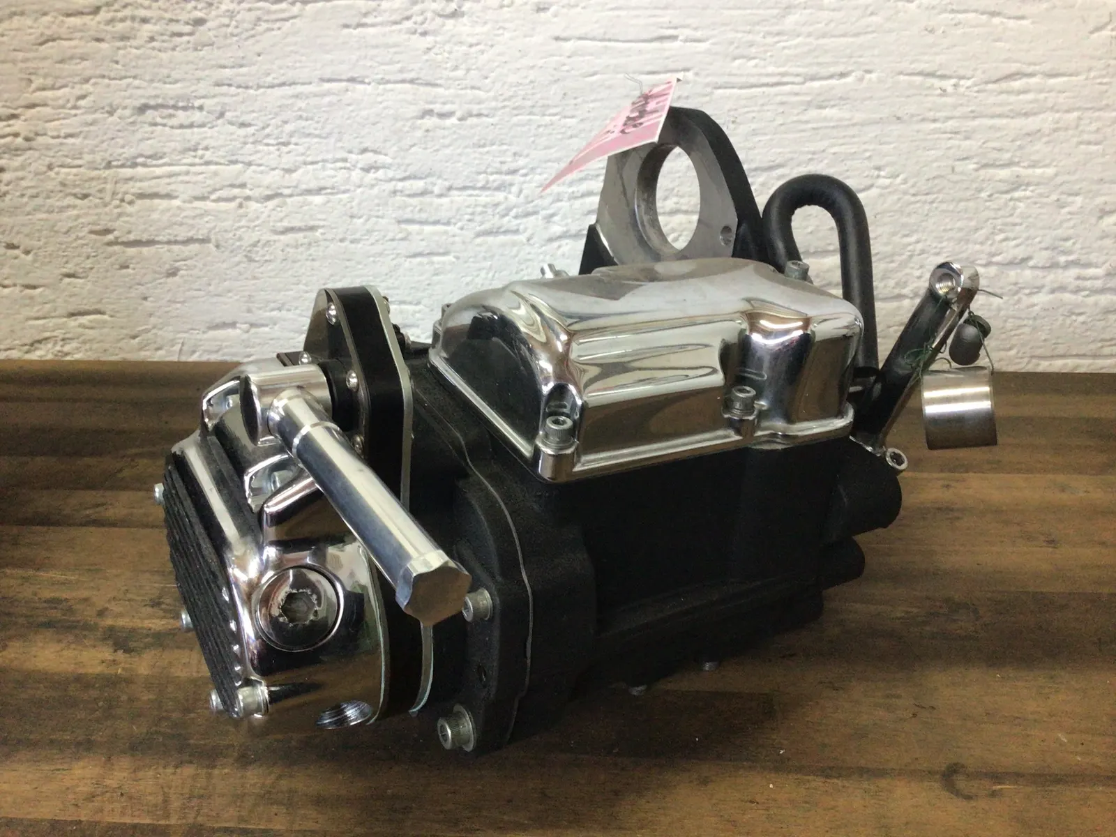 Überholtes Motorradgetriebe auf der Werkbank
