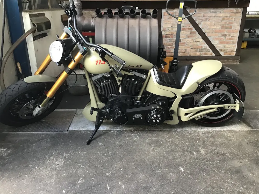 Harley-Davidson Custom Bike in Creme in der DKF-Werkstatt