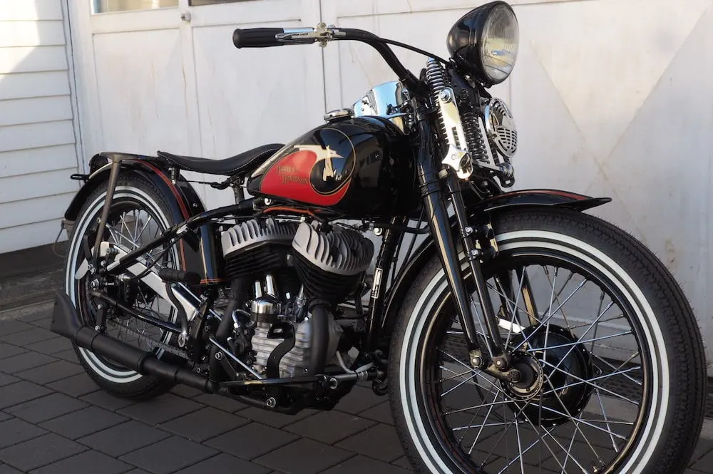 Historische Harley-Davidson Flathead mit Flammen-Lackierung
