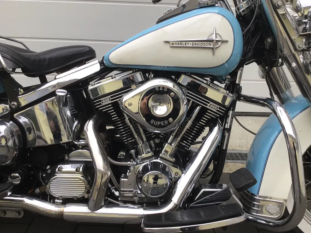 Harley-Davidson Softail in Hellblau und Weiß