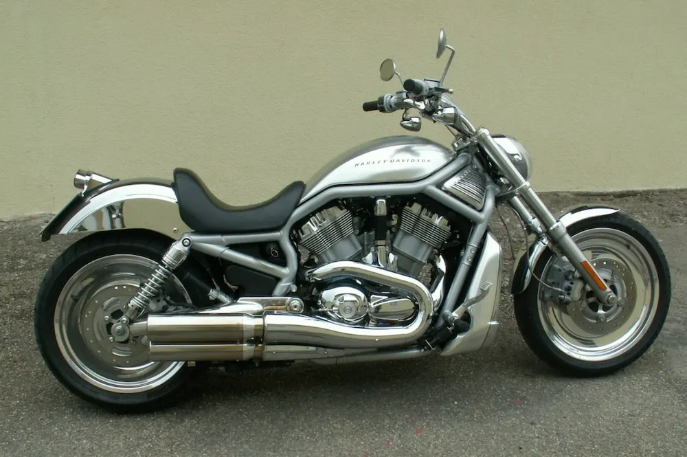 Harley-Davidson V-Rod in Silber nach dem Umbau