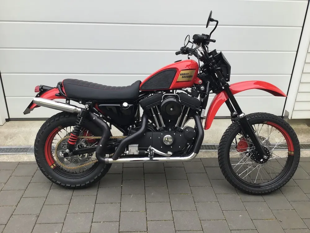 Harley-Davidson Sportster Scrambler in Rot, Seitenansicht