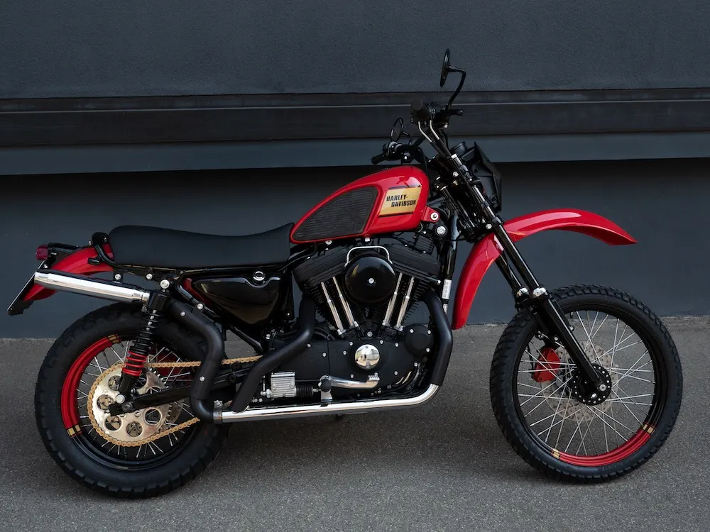 Harley-Davidson Sportster als Scrambler-Umbau in Rot, aufgebaut von DKF-Bikes